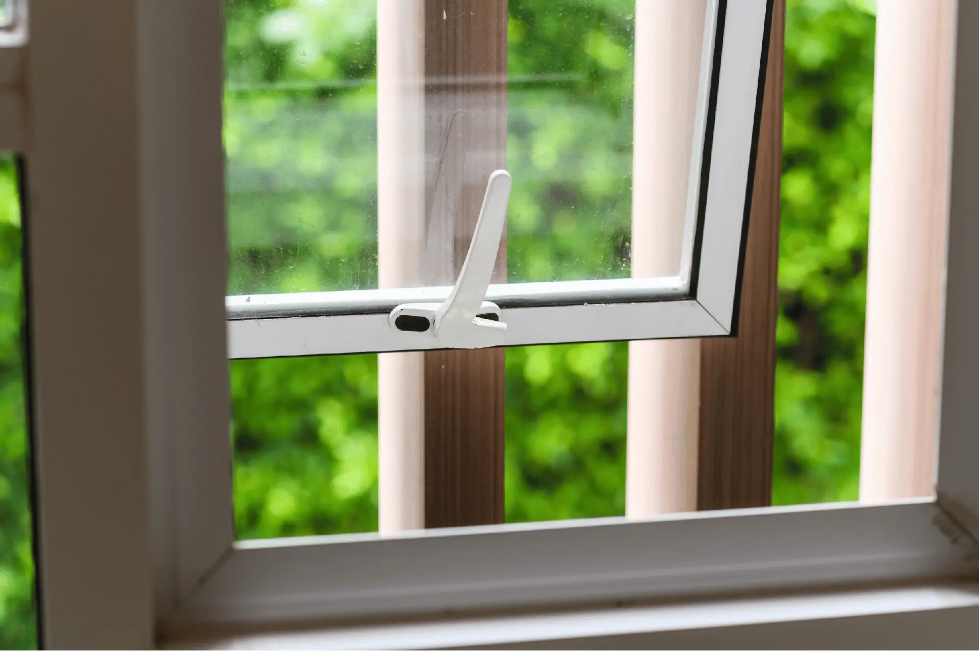 Open window with latch handle